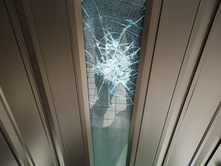玄関の被害。防犯ガラスなので、ヒビははいりましたが割れずに済みました。